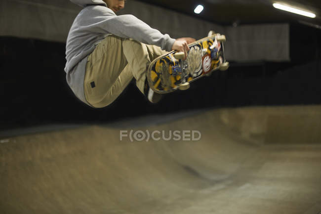 Giovane che fa trucco skateboard — Foto stock