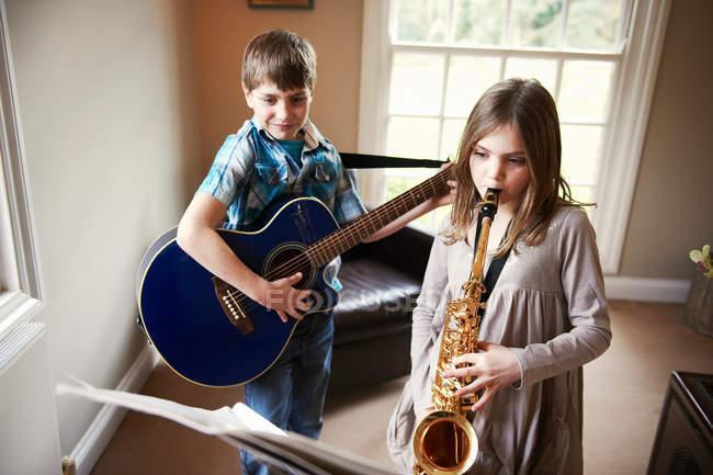 Дети вместе играют музыку — стоковое фото