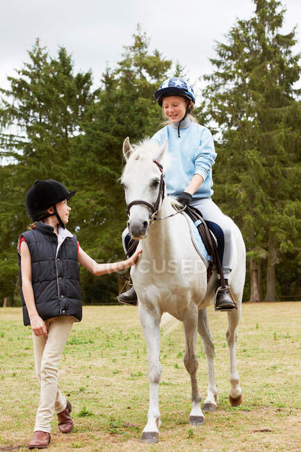 Mädchen reiten auf einem Pony — Stockfoto