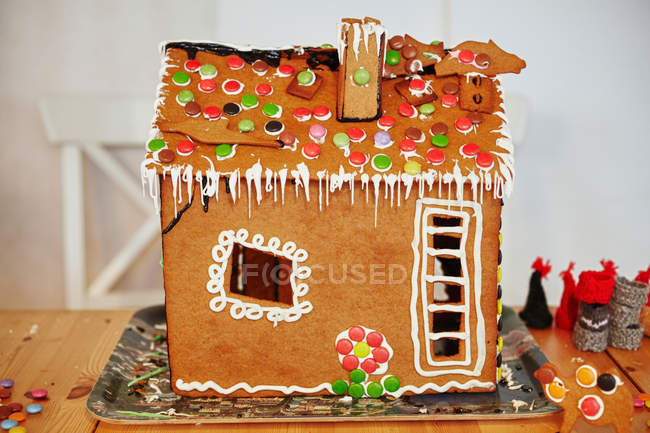 Casa di pan di zenzero decorata — Foto stock