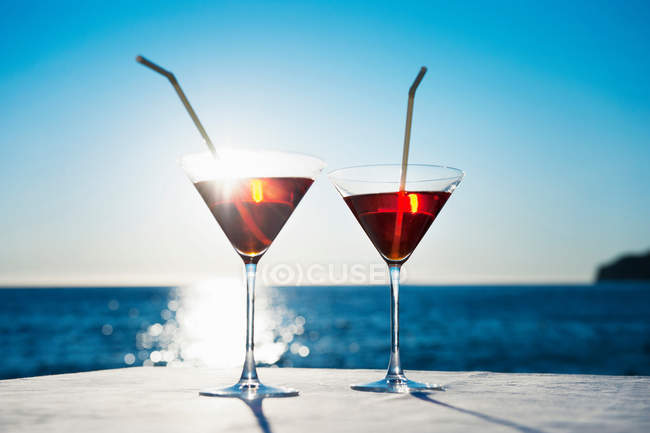 Martini con pajitas en la mesa - foto de stock