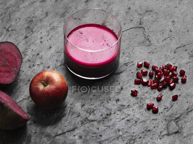 Aw juice with halved beetroot and apple — Stock Photo