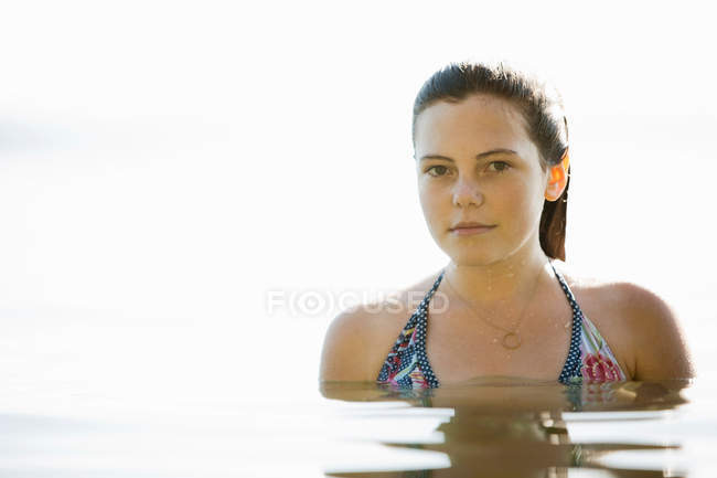 Menina de biquíni nadando no lago — Fotografia de Stock