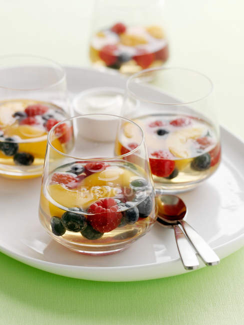 Bicchieri con macedonia di frutta in gelatina — Foto stock