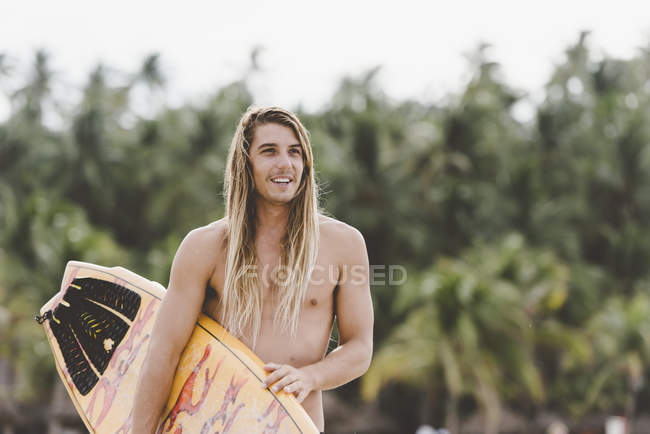 Surfista australiano com prancha de surf, Bacocho, Puerto Escondido, México — Fotografia de Stock