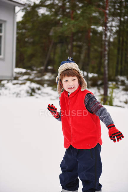 Хлопчик грає в снігу на відкритому повітрі — стокове фото