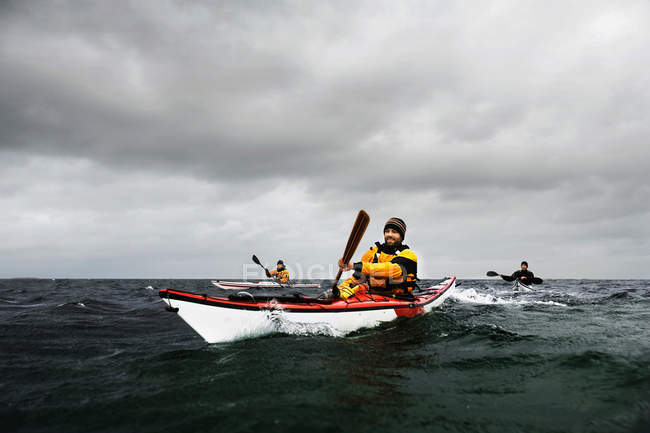 Kayaker maschi su vedere — Foto stock