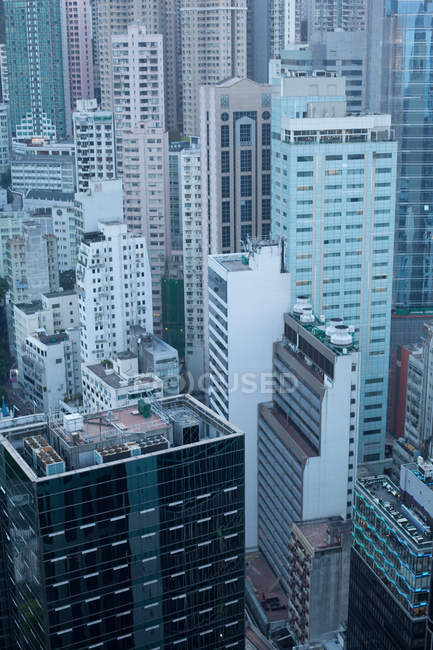 Vista de rascacielos urbanos - foto de stock