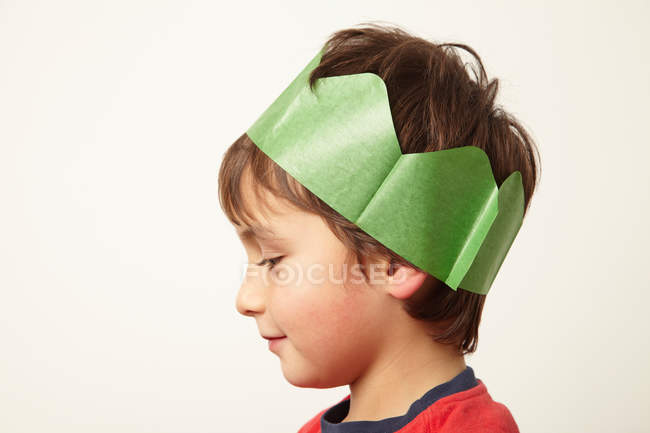 Niño con sombrero corona de papel en Navidad - foto de stock