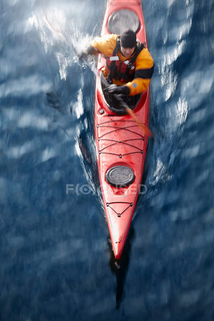 Vue aérienne du kayakiste dans l'eau — Photo de stock