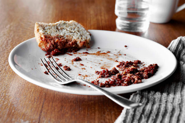 Pão e pedaços de comida no prato — Fotografia de Stock