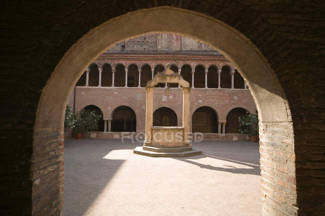 Town well viewed through archway, bologna, italy — Stock Photo