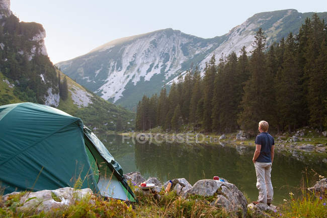 Homme relaxant au camping — Photo de stock