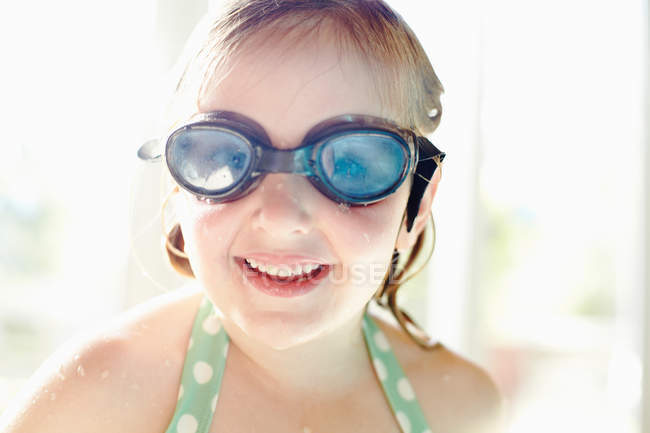 Menina sorridente usando óculos — Fotografia de Stock