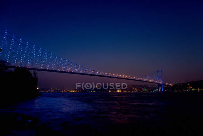 Далеких подання перший Босфорський міст, освітлені вночі, Стамбул, Туреччина — стокове фото