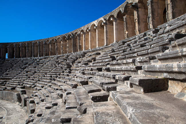 Veduta dei gradini fatiscenti dell'anfiteatro — Foto stock