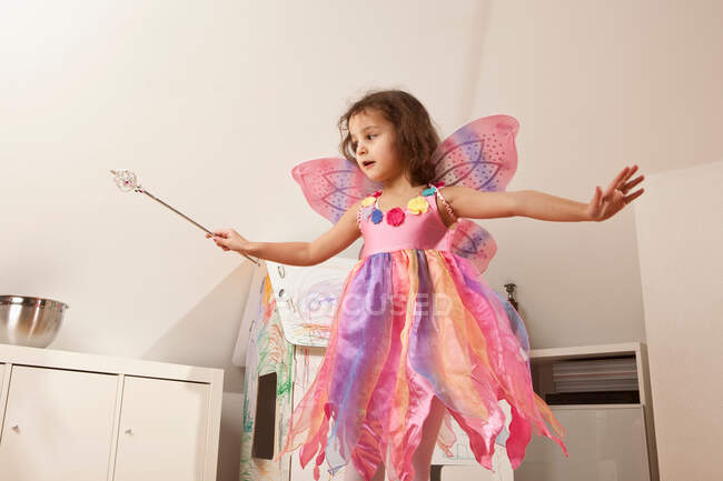 Дівчина в рожевій сукні з казковими крилами — стокове фото