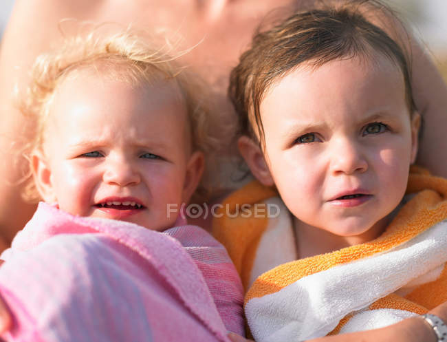 Pai segurando crianças ao ar livre — Fotografia de Stock