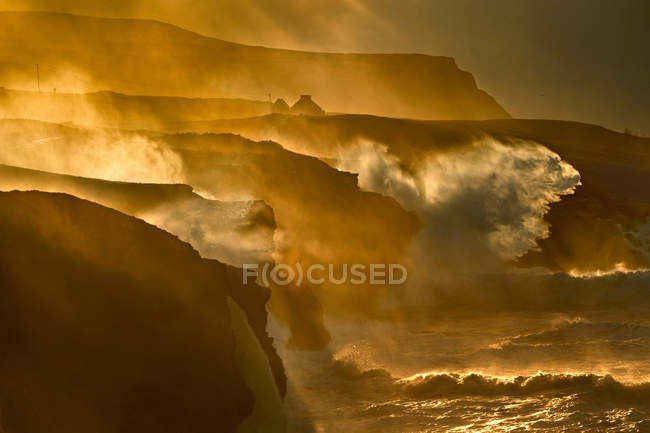 Wellen krachen auf felsige Klippen — Stockfoto