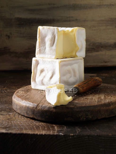 Сыр бри на деревянной доске — стоковое фото