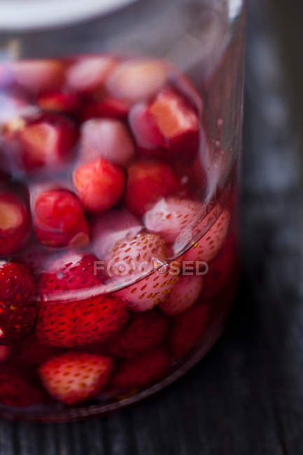Wild strawberries in sauce — Stock Photo