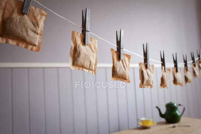 Чайные пакетики, висящие на веревке — стоковое фото