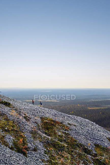 Caminhantes viajando nas montanhas, Lapônia, Finlândia — Fotografia de Stock