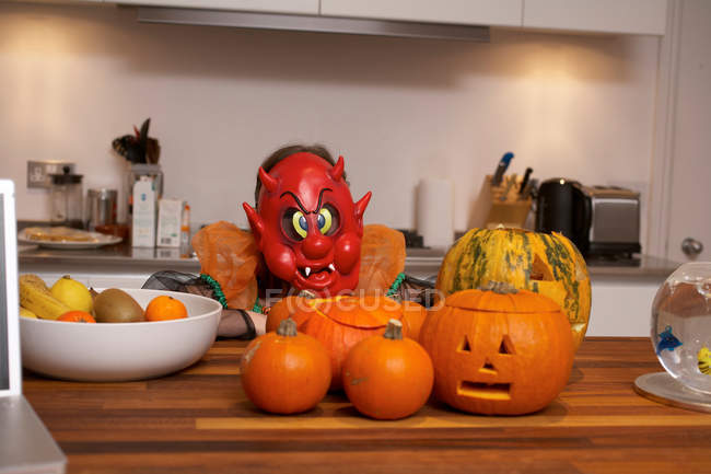 Jack o lanternas e máscara de Halloween — Fotografia de Stock