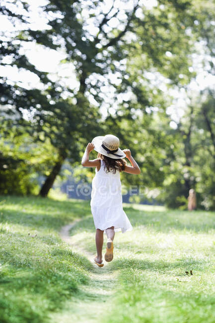 Mädchen läuft einen Pfad hinunter — Stockfoto