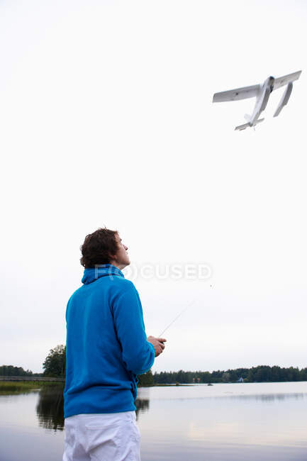 Homme avec un avion télécommandé — Photo de stock