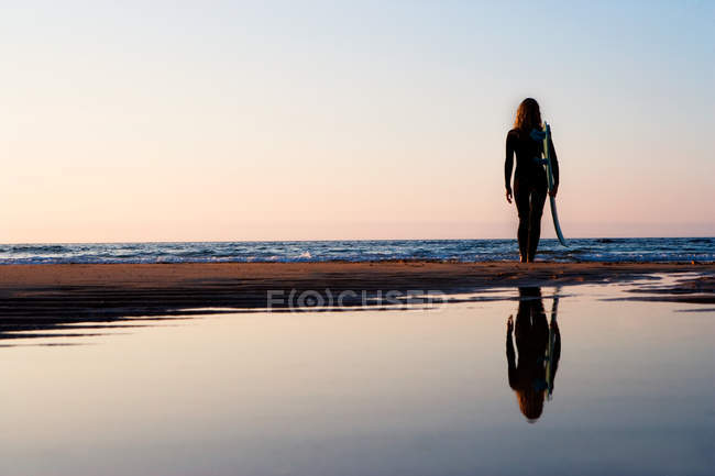 Femme debout sur la plage — Photo de stock