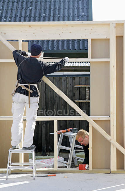 Builders at work on new structure — Stock Photo