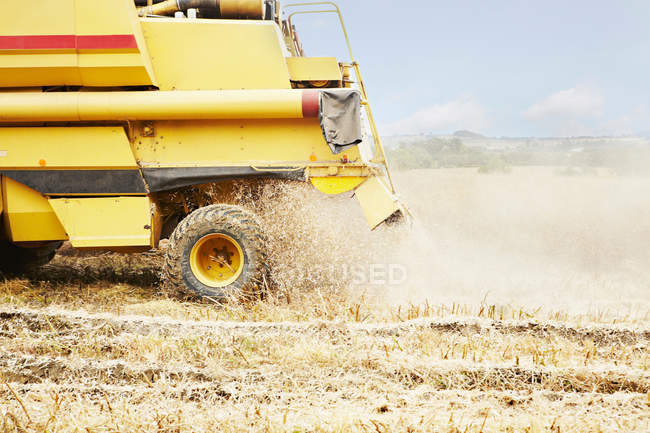Thresher working in crop field — Stock Photo