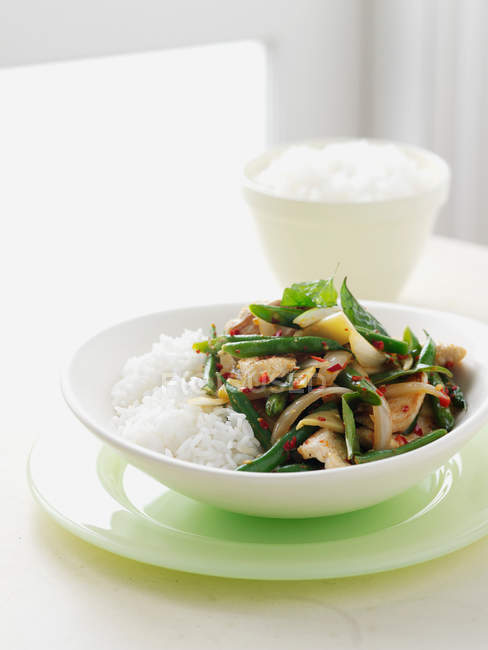 Légumes avec riz dans des bols — Photo de stock