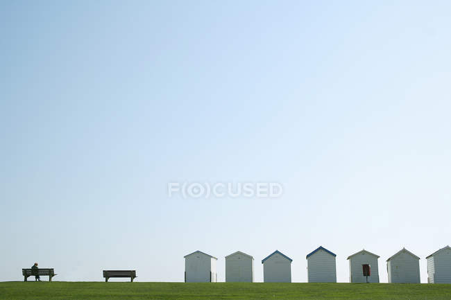 Vista distante de bancos e cabanas de praia em Brighton, Inglaterra — Fotografia de Stock