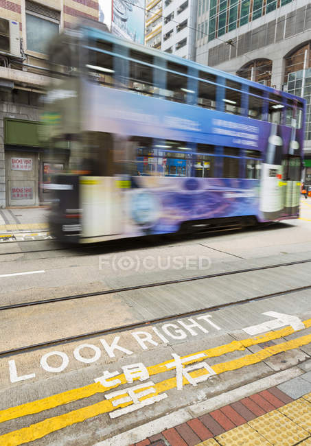 Tranvía en movimiento, Hong Kong, China - foto de stock