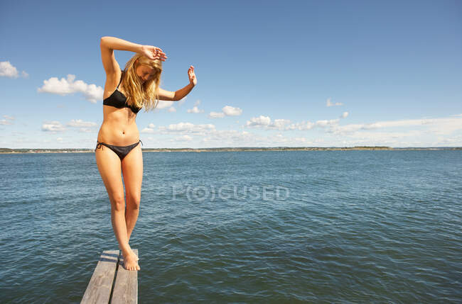 Mujer joven en plataforma de buceo - foto de stock
