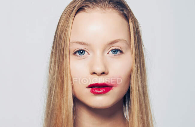Femme avec rouge à lèvres enduit — Photo de stock