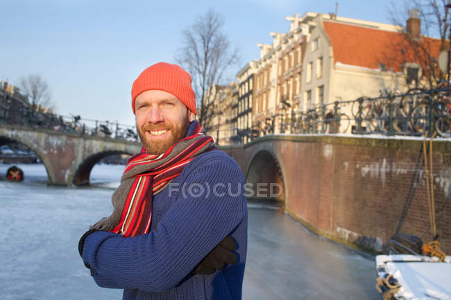 Homme patinant sur le canal urbain gelé — Photo de stock