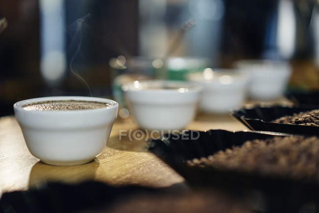Закрыть кофе в чашках на столе — стоковое фото