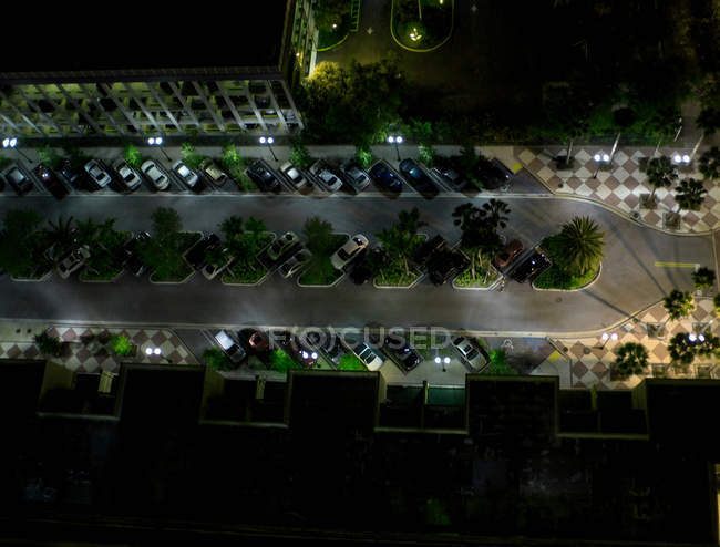 Luftaufnahme eines beleuchteten Parkplatzes bei Nacht — Stockfoto