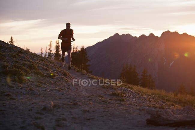 Mann läuft auf Feldweg — Stockfoto