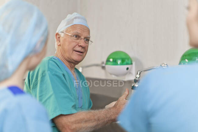 Surgeons washing hands before operation — Stock Photo