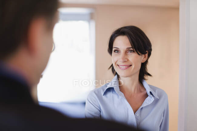 Business people greeting in office — Stock Photo