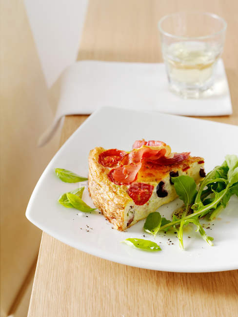 Quiche with tomatoes and herbs — Stock Photo