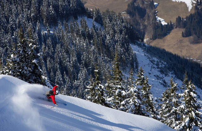 Uomo sci giù pista di montagna neve — Foto stock