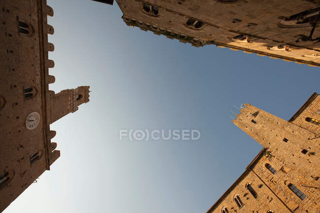 Vista ad angolo basso di edifici ornati e cielo limpido — Foto stock