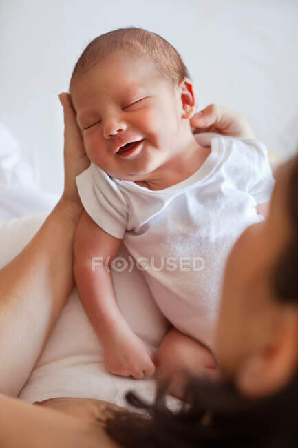 Happy sleeping baby in mothers arms — Stock Photo