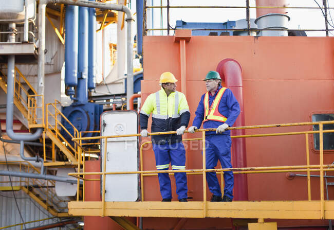 Trabalhadores a falar sobre plataformas petrolíferas — Fotografia de Stock
