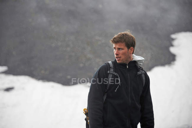 Caminhante em pé na paisagem nevada — Fotografia de Stock